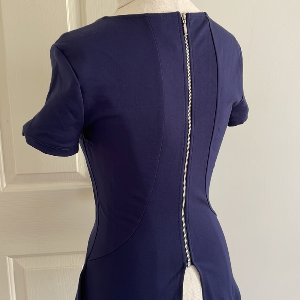 💙FOREVER NEW Sz6 Blue structured short sleeve blouse with zipper + flair detail - Picture 8 of 14
